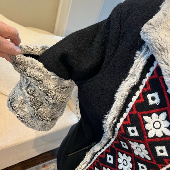 Like New ISLANDIC DESIGN beautiful coat/jacket sz M $350 - Picture 7 of 16